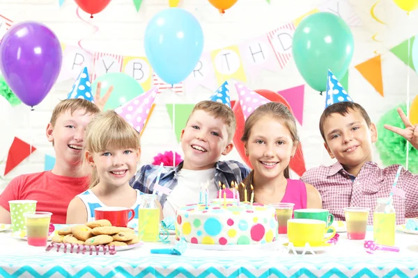 Niños felices en la fiesta de cumpleaños —  Fotos de Stock