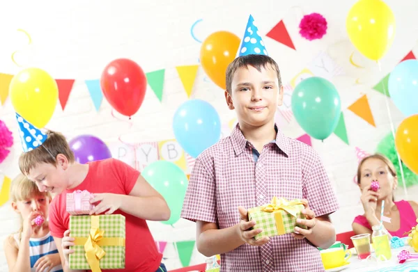 Niños felices en la fiesta de cumpleaños —  Fotos de Stock