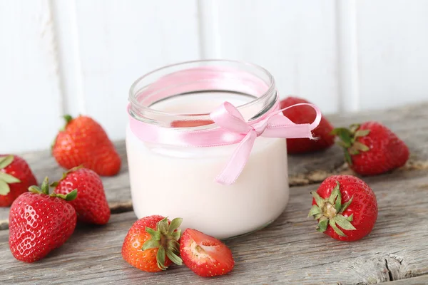Jogurt truskawkowy w szkle — Zdjęcie stockowe