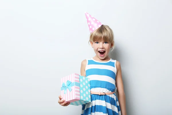 Menina em boné de aniversário — Fotografia de Stock