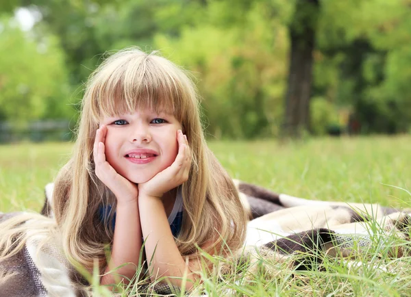 Gadis kecil di taman — Stok Foto
