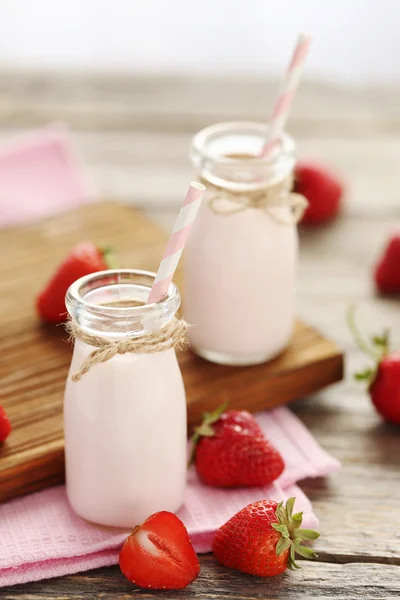 Erdbeerjoghurt in Flaschen — Stockfoto