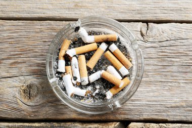 Kül tablası ile sigara izmaritleri 