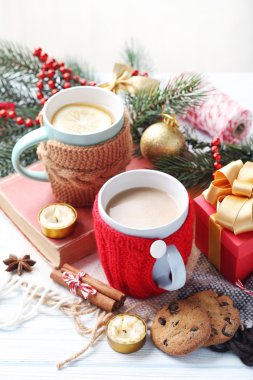 Bir fincan kahve ve çay.