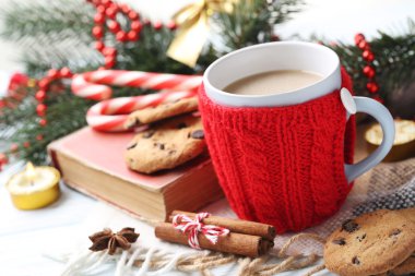 Masada bir fincan kahve.