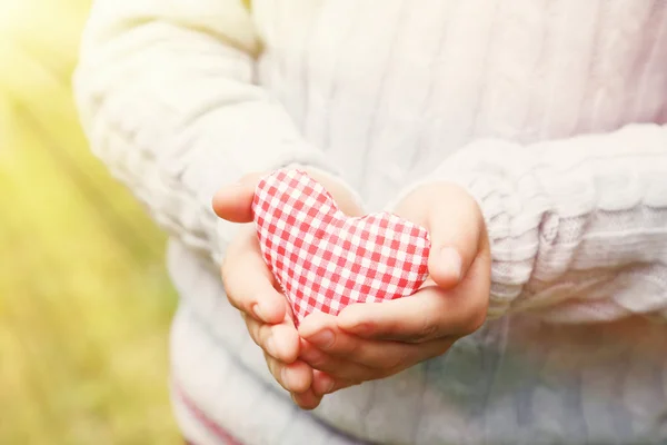 Hände halten rotes Herz — Stockfoto