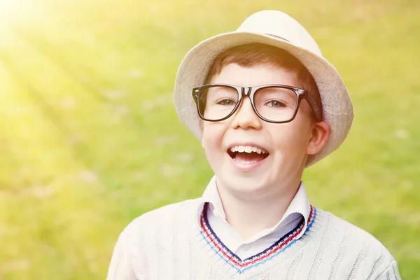 Portret van de jonge jongen met bril — Stockfoto