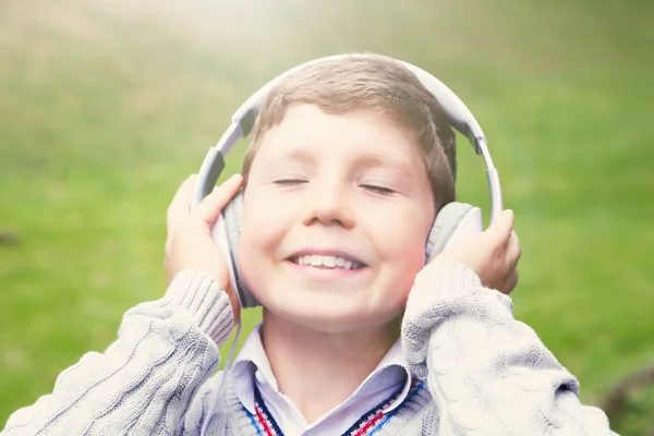 Retrato de niño con auriculares — Foto de Stock