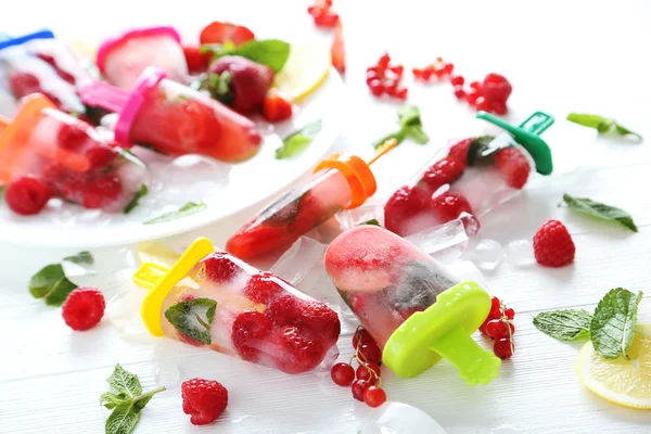 Леденцы с ягодами на столе — стоковое фото
