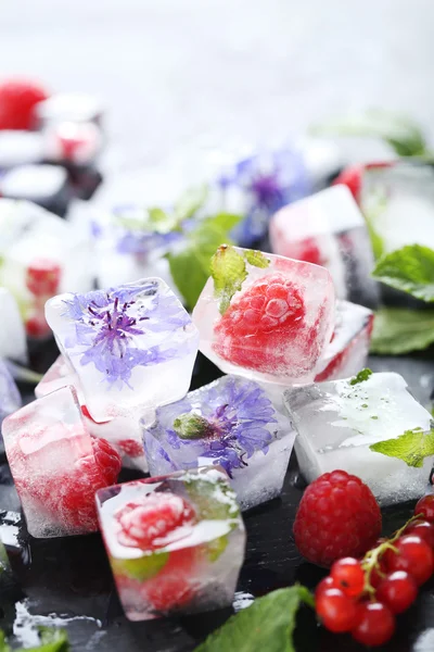 Ice cubes with raspberries and mint leaves — Stock Photo, Image