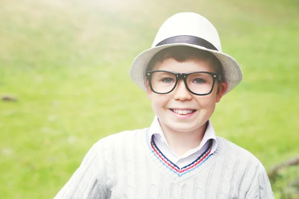 Portret młodego chłopca z okularów — Zdjęcie stockowe
