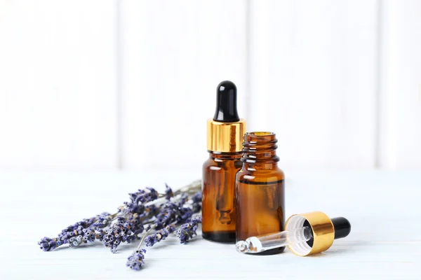 Lavendelöl mit Blüten — Stockfoto