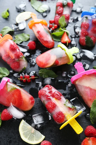Леденцы с ягодами на столе — стоковое фото