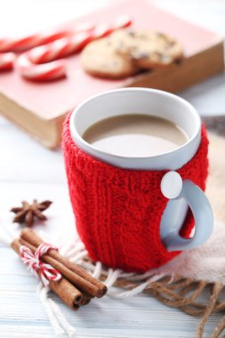 Masada bir fincan kahve.