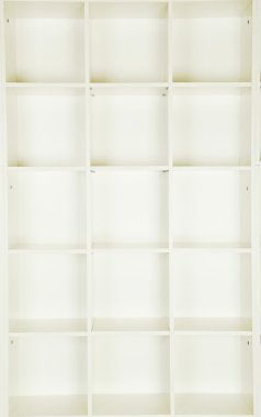 Beyaz ahşap raf içinde boş rafları