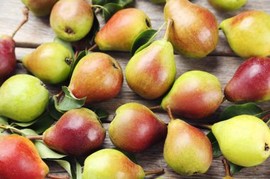 peras maduras frescas sobre fondo verde