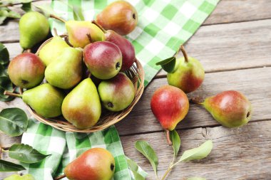 peras maduras frescas sobre fondo verde