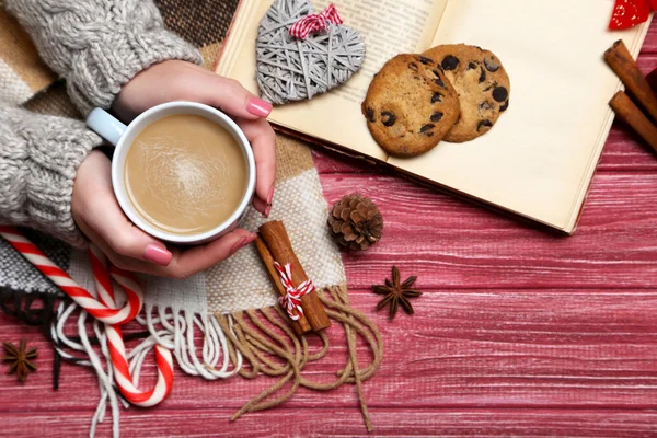 Manos de mujer sosteniendo taza de café —  Fotos de Stock