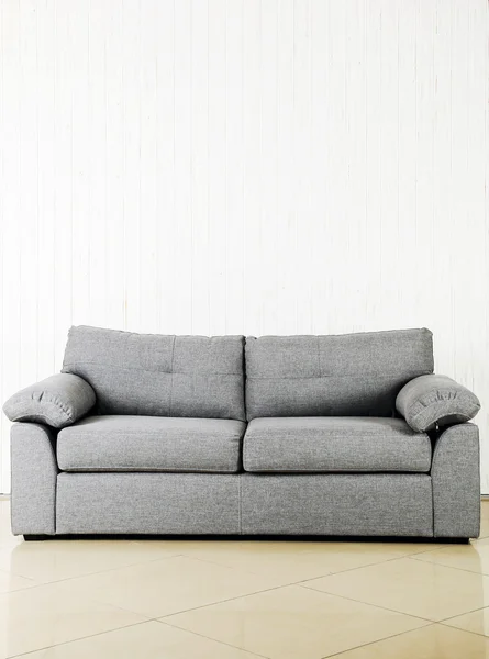 Sofa abu-abu di latar belakang — Stok Foto