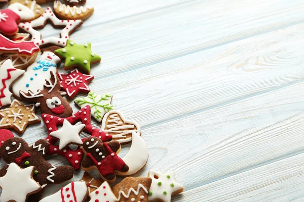 Рождественское печенье на столе — стоковое фото