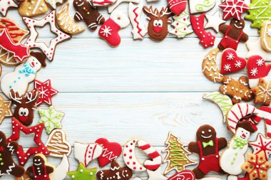 Noel kurabiyeleri masada.