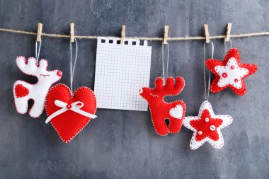 Noel süslemeleri asılı 