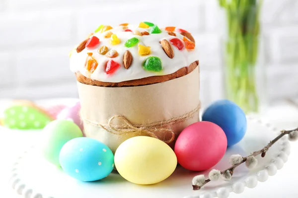 Huevos de Pascua con pastel —  Fotos de Stock