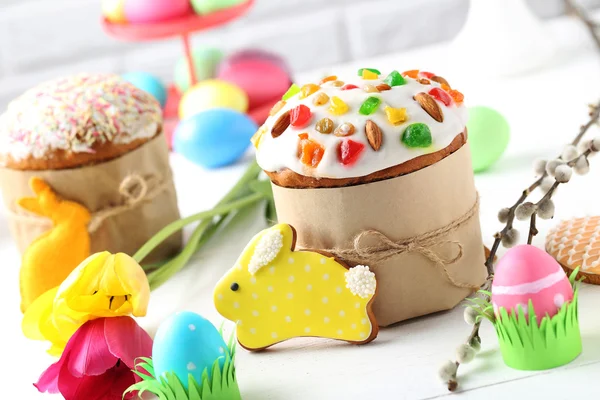 Uova di Pasqua con biscotti — Foto Stock