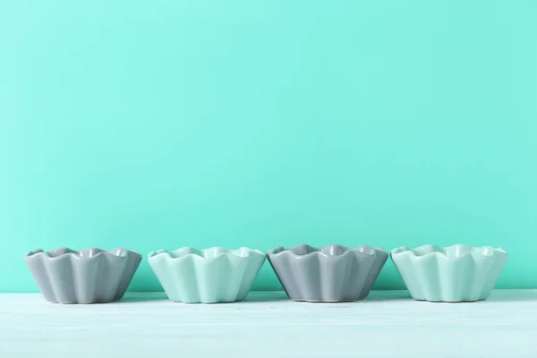 Keramiska skålar på bord — Stockfoto