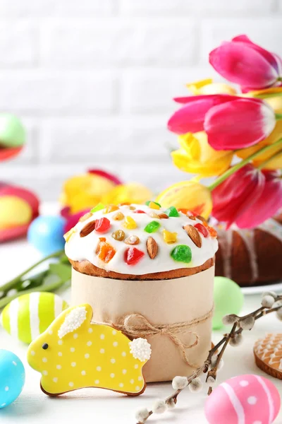 Easter eggs with cake — Stock Photo, Image