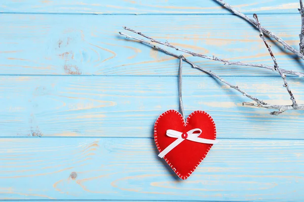 Noel süslemeleri ipte asılı.