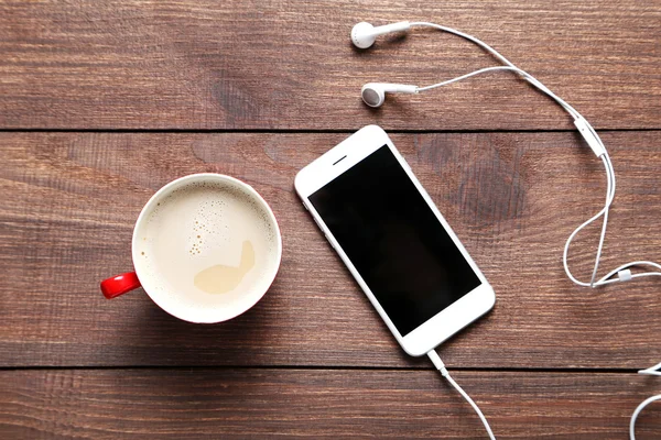 Cup of coffee and smarphone o — Stock Photo, Image