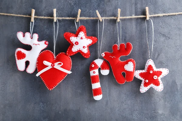 Noel süslemeleri asılı 