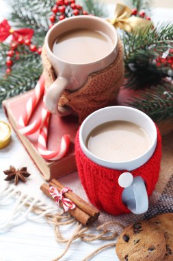 Masada bir fincan kahve.