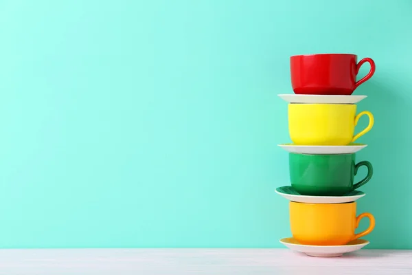 Copos coloridos na mesa — Fotografia de Stock