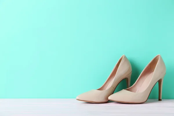 Beige vrouwen schoenen met hoge hakken — Stockfoto
