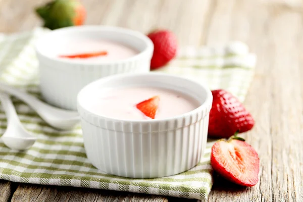 Strawberry yoghurt i skålar — Stockfoto