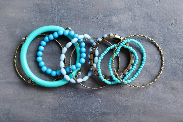 Красивые браслеты на столе
