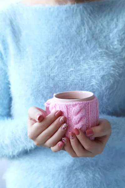 Mulher mãos segurando xícara de café — Fotografia de Stock