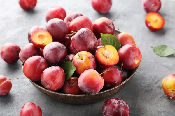 Ciruelas frescas en la mesa — Foto de Stock