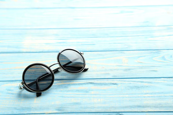 Óculos de sol pretos na mesa — Fotografia de Stock