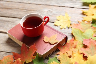 Sonbahar yaprakları çay ile 