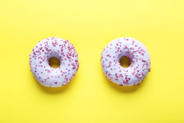 Arka plan üzerinde tatlı çörek