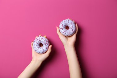 Erkek holding tatlı çörek eller 