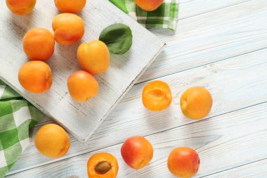 Olgun kayısı meyve