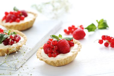 Tatlı tartlets çilek ile 