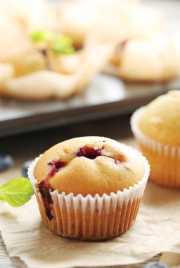 Tablo üzerinde yaban mersini ile kekler