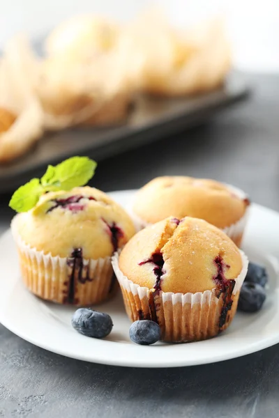 Muffiny s borůvkami na stole — Stock fotografie