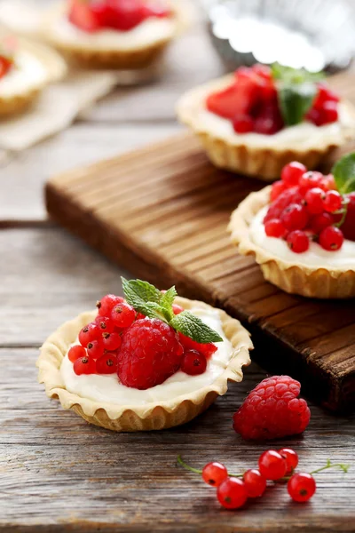 Dessert tartlets with berries — Stock Photo, Image