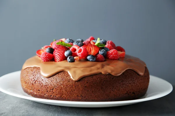 Ev yapımı çikolatalı kek çilek ile 